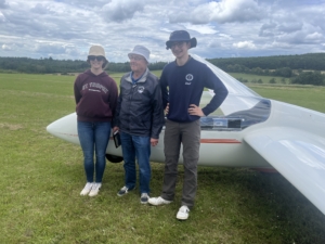 Das Foto zeigt die beiden glücklichen Jungpiloten mit Prüfer Werner Rösch